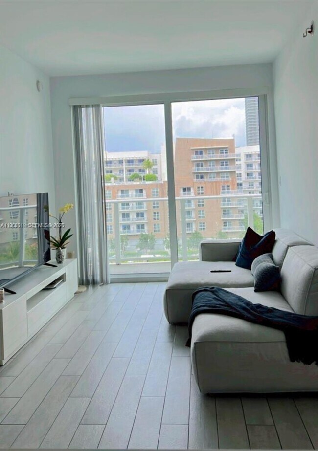 Building Photo - 321 NE 26th St