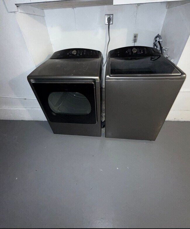 Building Photo - Beautifully Updated 3 Bed, 2 Bath House