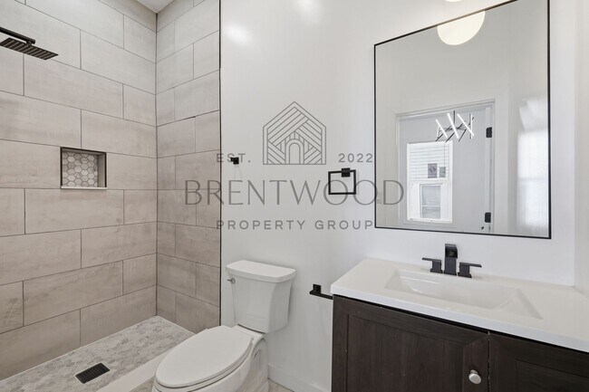 Building Photo - Contemporary 4bed/3bath with Private Yard