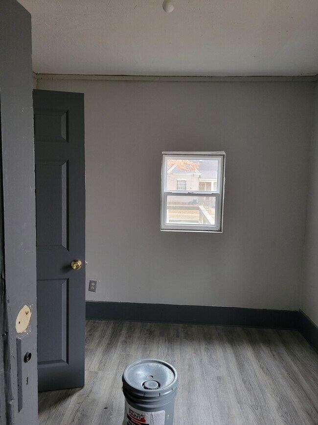 Main Bedroom - 1371 E Blaine St