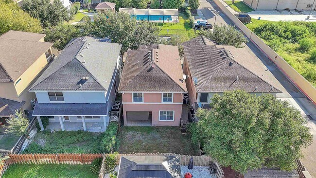 Building Photo - 9813 Sandhill Dr