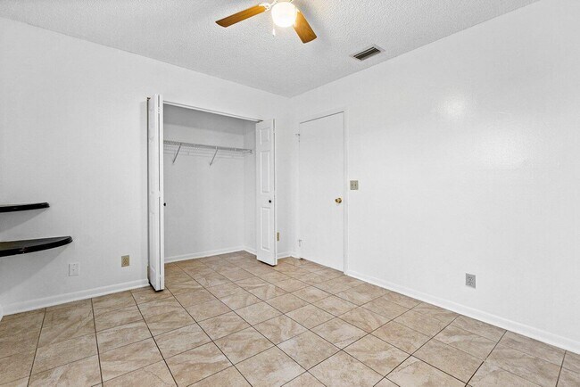 Building Photo - 3947 Island Club Cir W