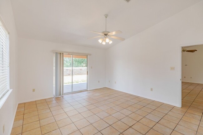 Building Photo - 3 Bedroom 2 Bath Home