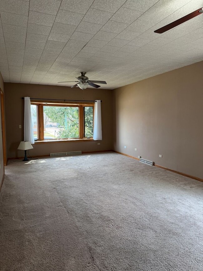 Building Photo - 3 Bed, 2 Bath Home with Garage