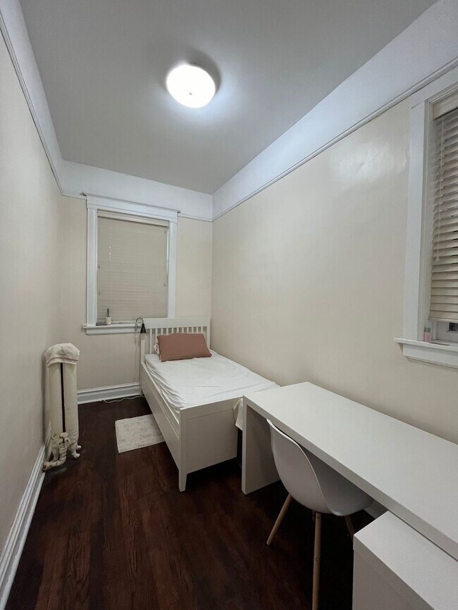 Building Photo - 1359 E 57th St