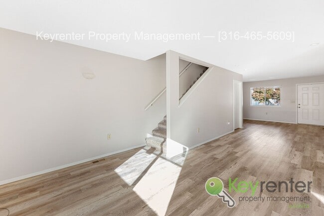 Building Photo - Beautiful 3 Bed 2.5 Bath townhome with easy commute anywhere in town!