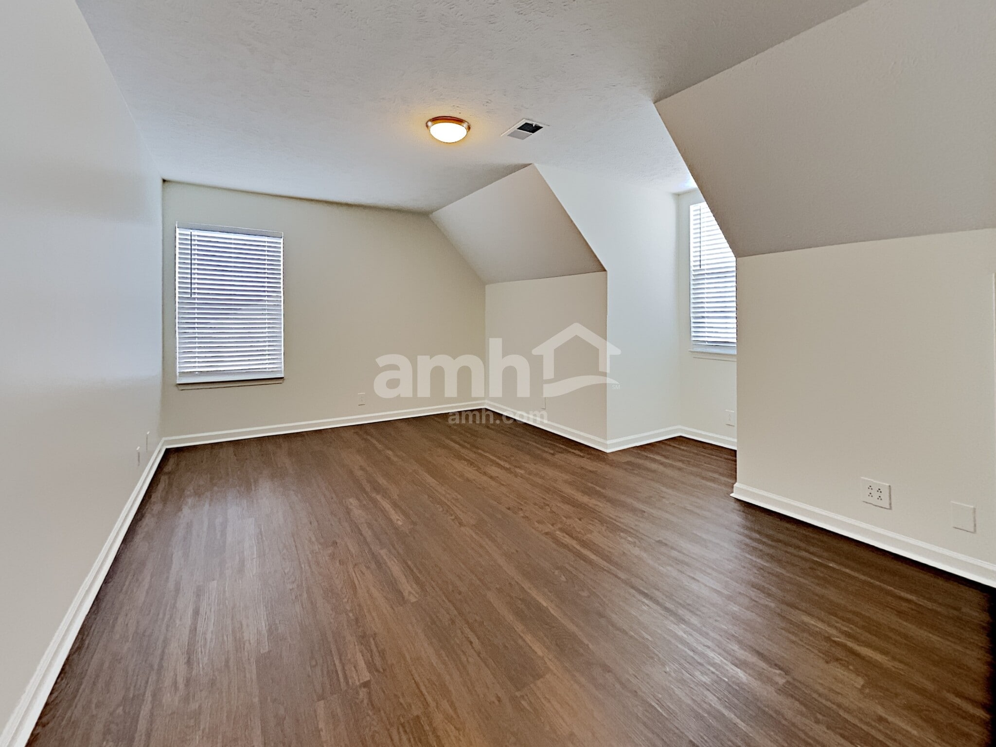 Building Photo - 1128 Eastwoods Dr