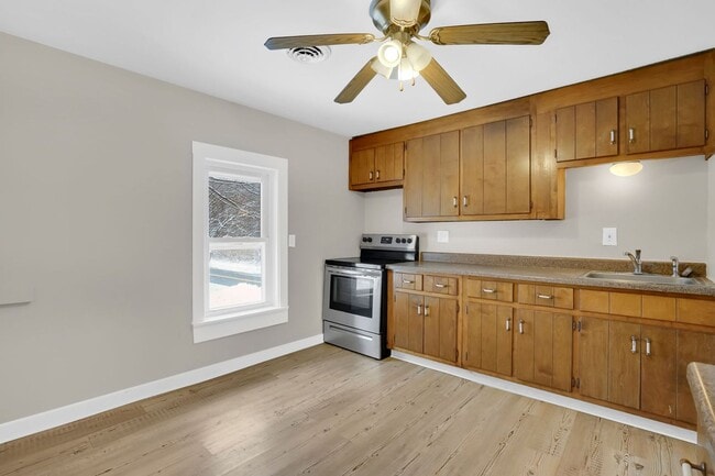 Building Photo - 11 Russell Rd