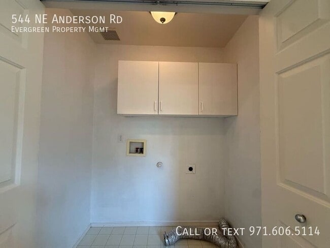 Building Photo - 544 NE Anderson Rd