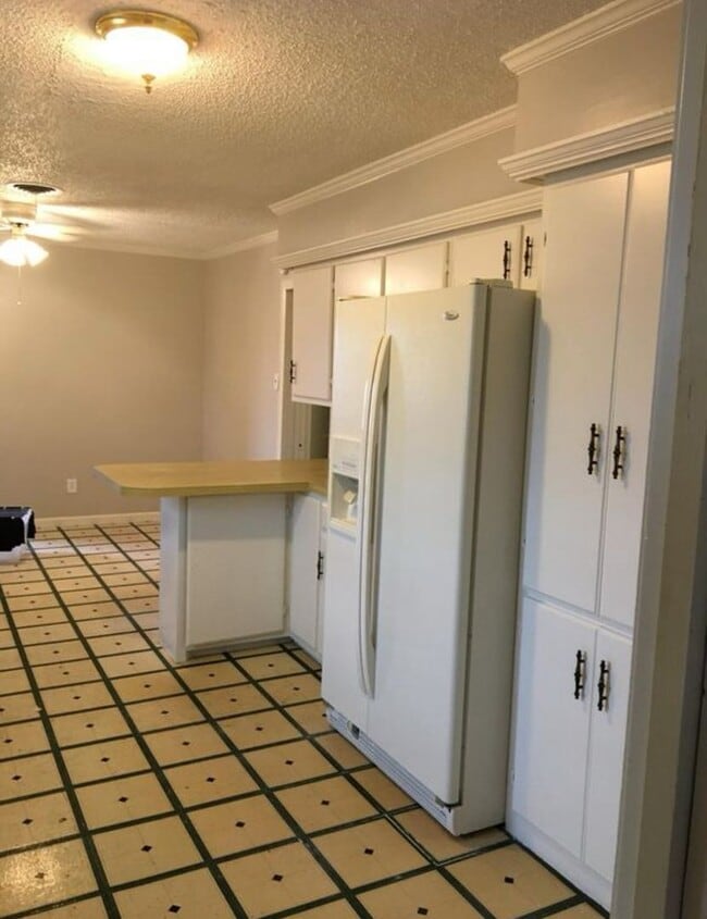 Building Photo - Spacious 4 Bedroom Home!