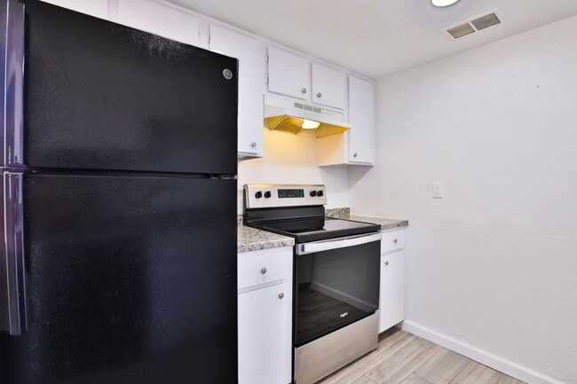 Building Photo - 1417 E Southern Ave