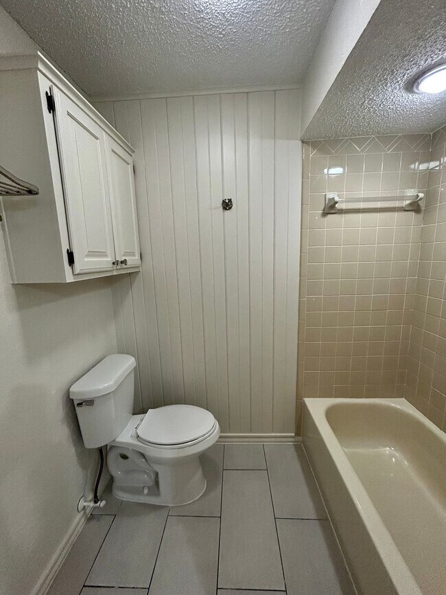 Building Photo - Gorgeous and spacious condo in a quiet and convenient location!