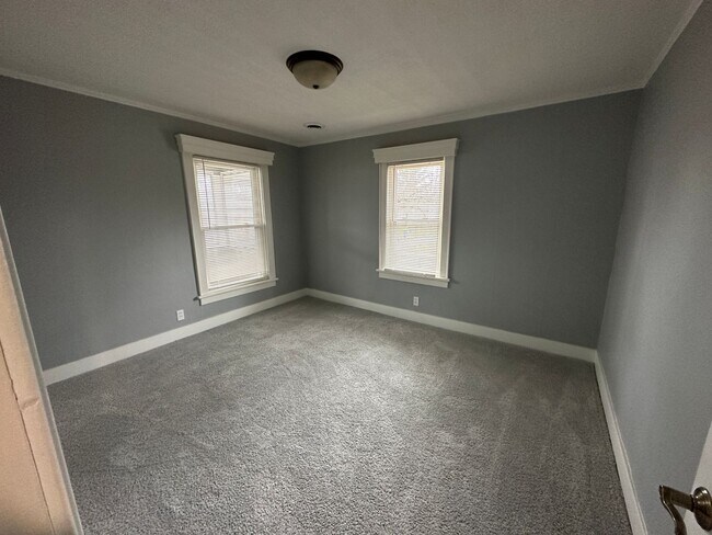Building Photo - 619-621 Oakhill Ave