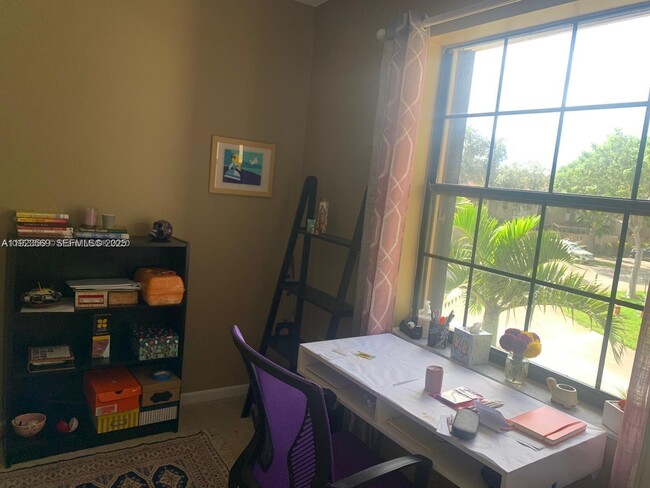 Building Photo - 390 City View Dr