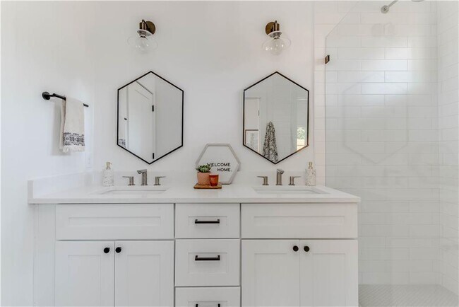 Building Photo - 4800 Vinson Dr