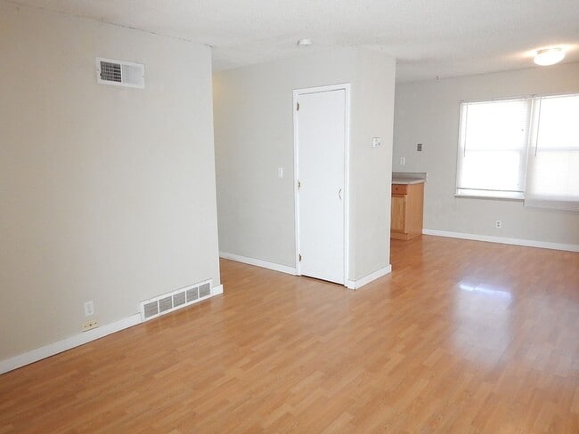 Building Photo - *PRICE IMPROVEMENT!* 3 Bed, 1 Bath House -...