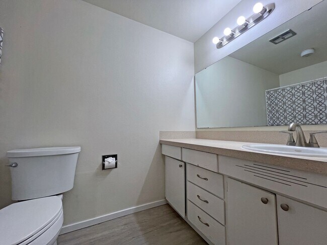 Building Photo - 4 bedroom 2.05 bath rambler on Kent's East...