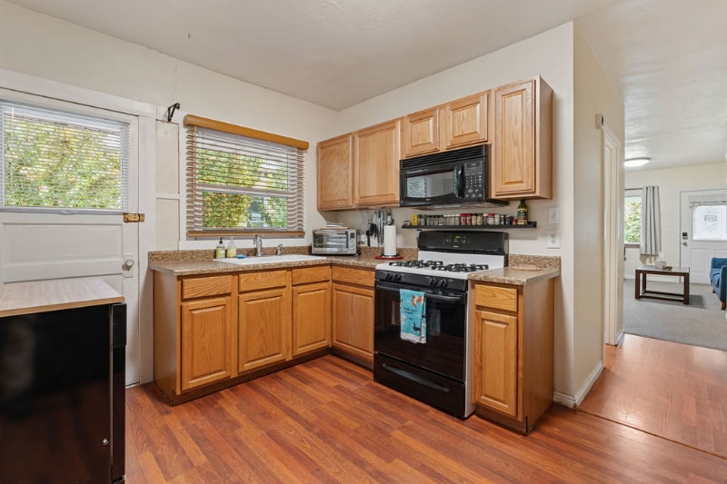 Building Photo - 1086 S Lk St