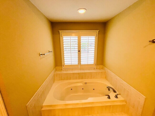 Building Photo - Stunning 4 bedroom, 3 bath home in West El...