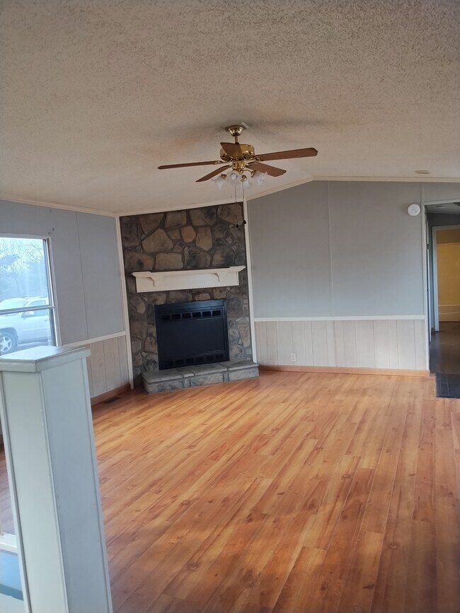 Building Photo - 719 Golden Point