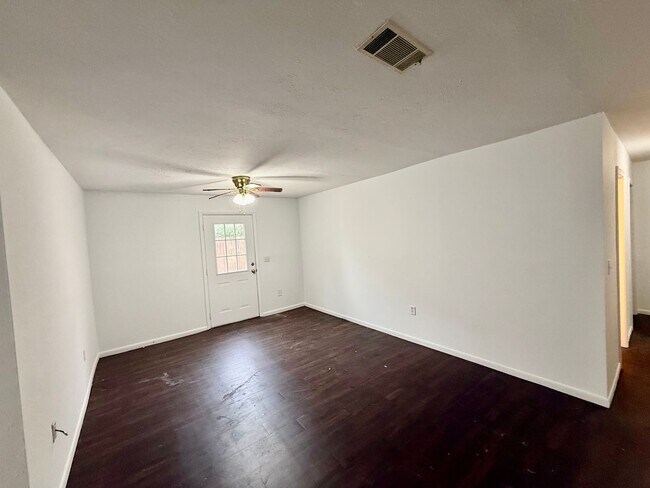 Building Photo - Spacious 3-Bed, 2-Bath Home with Private Yard in NW Gainesville