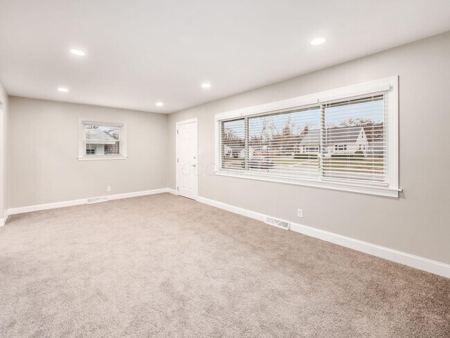 Building Photo - 2475 Swansea Rd