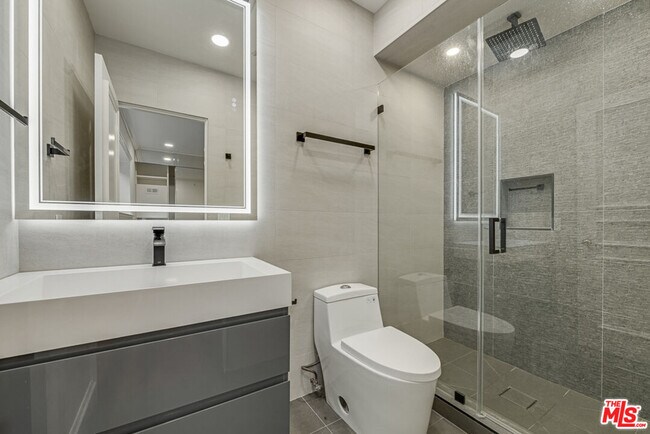 Building Photo - 342 N Palm Dr