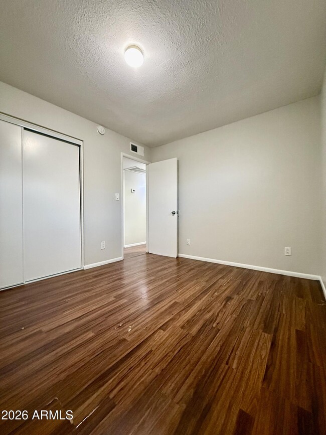 Building Photo - 825 E 5th St