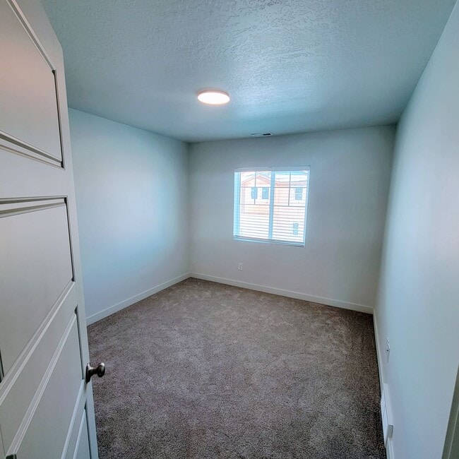 Building Photo - Stunning Townhomes!