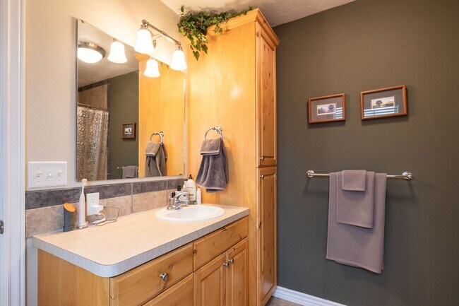 Building Photo - 3 Bedroom 2 bath home in Sugar City Idaho 2 stall garage in awesome neighborhood