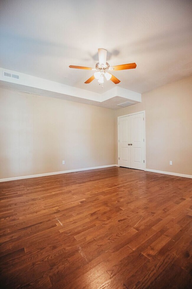 Building Photo - 512 S Main Ave