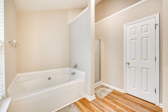 Building Photo - Beautiful, well maintained home in the hea...