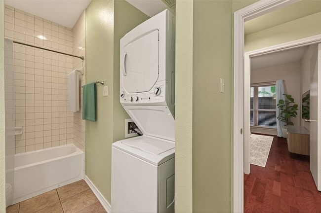 Building Photo - 10053 Westpark Dr