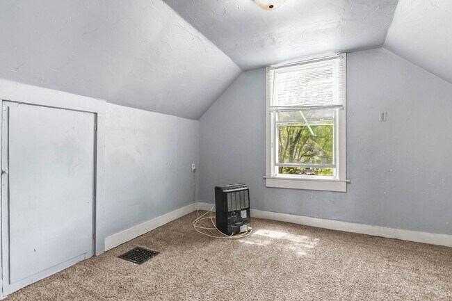 Building Photo - 1130 E Cedar St