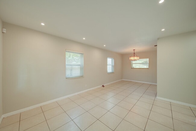 Building Photo - 917 NE 164th St