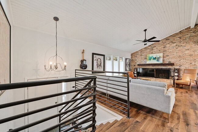 Building Photo - Luxury Living in the Heart of Nature!