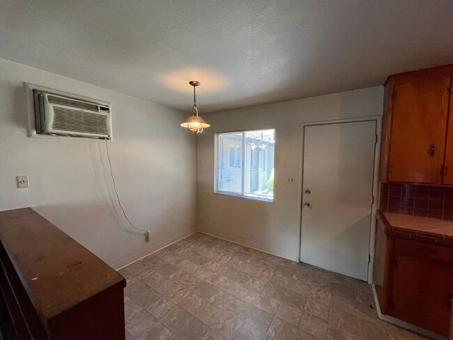 Building Photo - Single story one bedroom unit with covered carport!