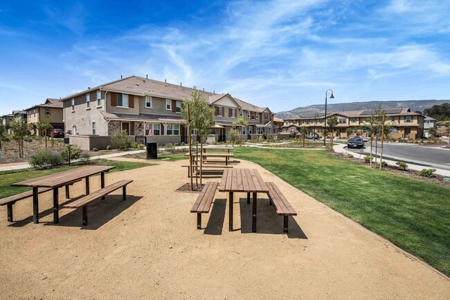 Building Photo - Large 5 Bed / 3 Bath Standalone unit in Lo...