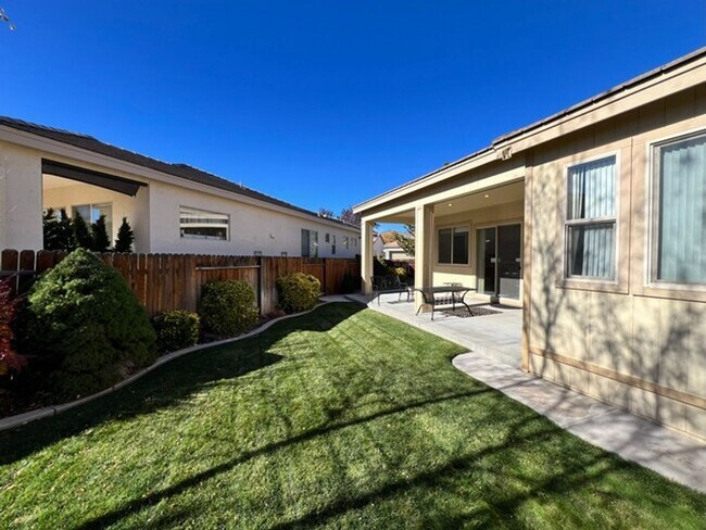 Building Photo - Beautiful Three Bedroom in the Golf Cou...