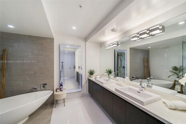 Building Photo - 300 Sunny Isles Blvd