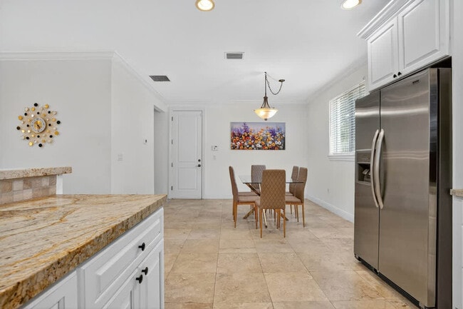 Building Photo - 1705 NE 11th St