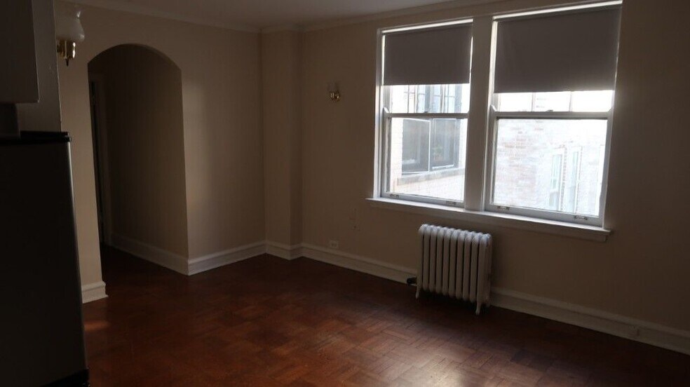 Building Photo - 1209 W Sherwin Ave