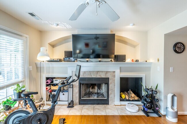 Building Photo - 1463 Glenside Green - River Run Townhome!