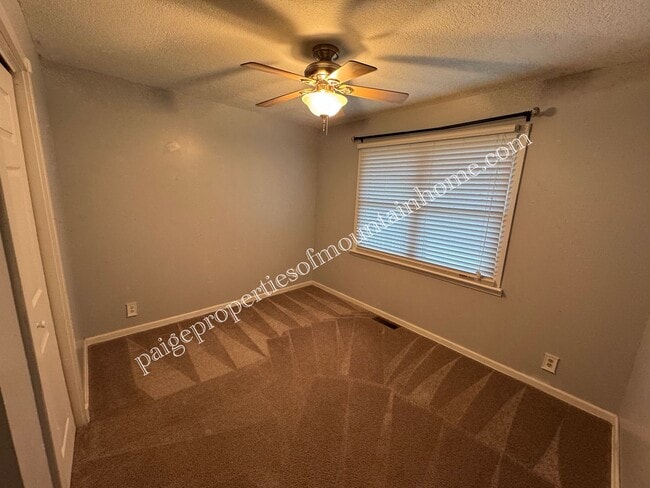 Building Photo - Village Green Home