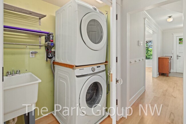 Building Photo - Exceptional Green Lake 3BR * Gorgeous In &...