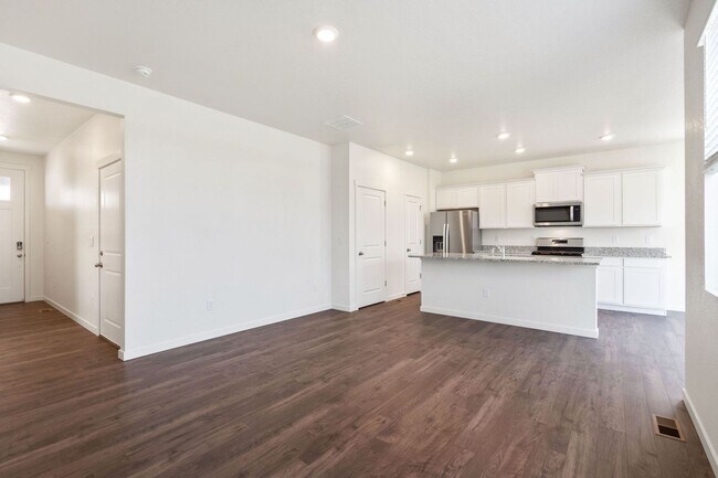 Building Photo - 3 bedroom, 2 1/2 bath home in Tailholt!