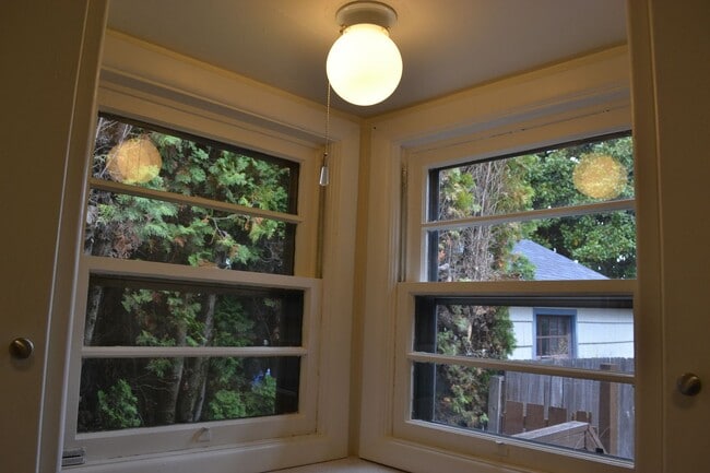 Building Photo - Quaint two-bedroom charmer in Northeast Salem