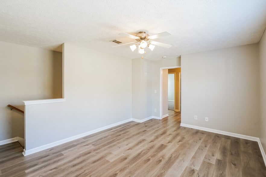 Building Photo - 127 Lyndhurst Dr