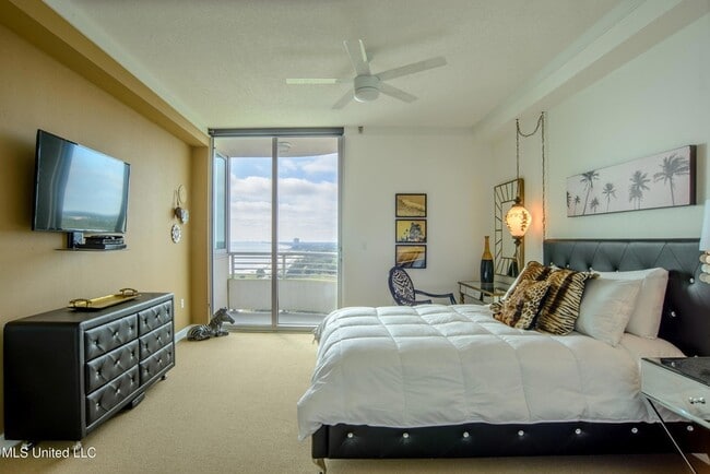 Building Photo - 2060 Beach Blvd