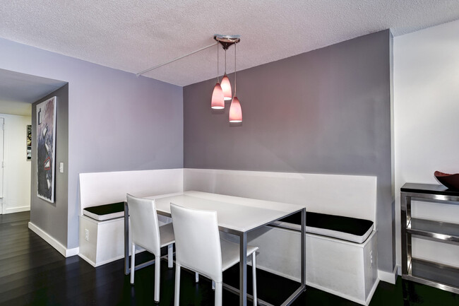 Building Photo - Contemporary 2 Bed 2.5 Bath Condo in Georg...